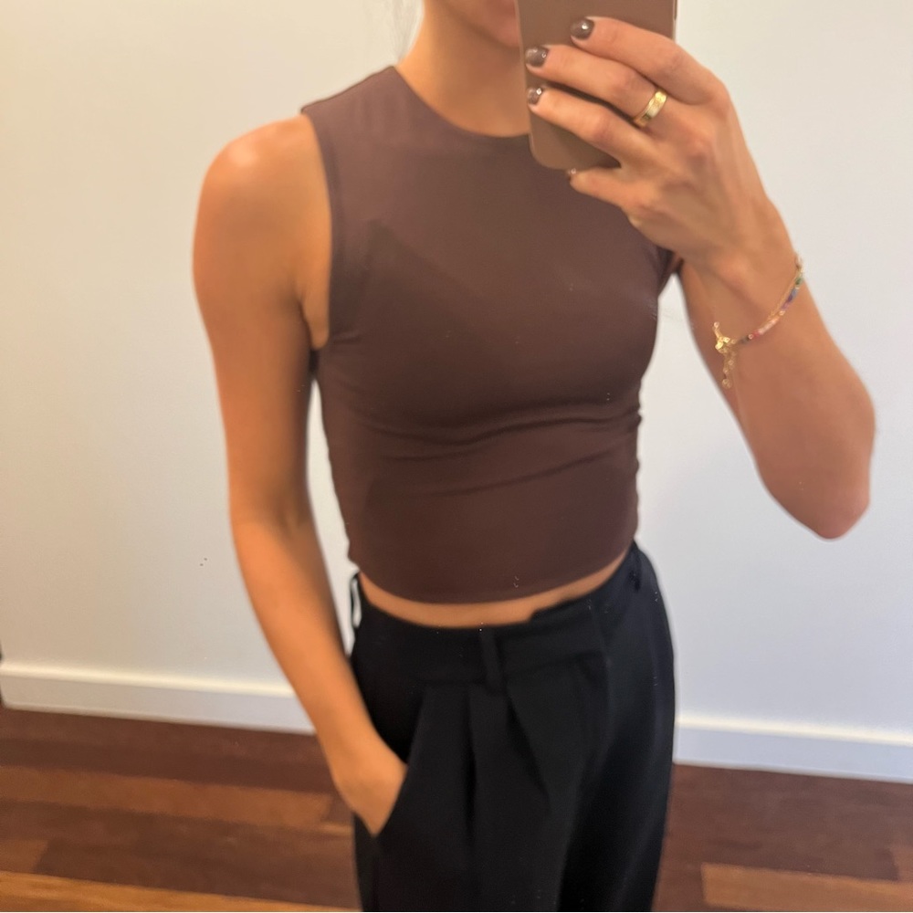 aritzia Babaton Contour Muscle Tank, xs